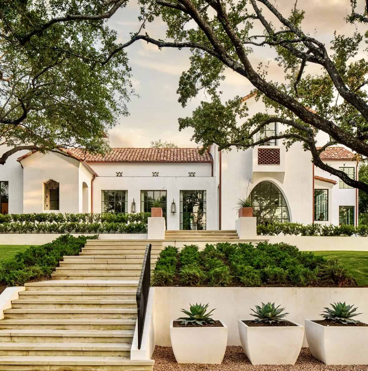 Paired with limestone walls and olive trees, this tile roof anchors the home in a classic Mediterranean aesthetic. Castilla Antigua blend clay roof tiles